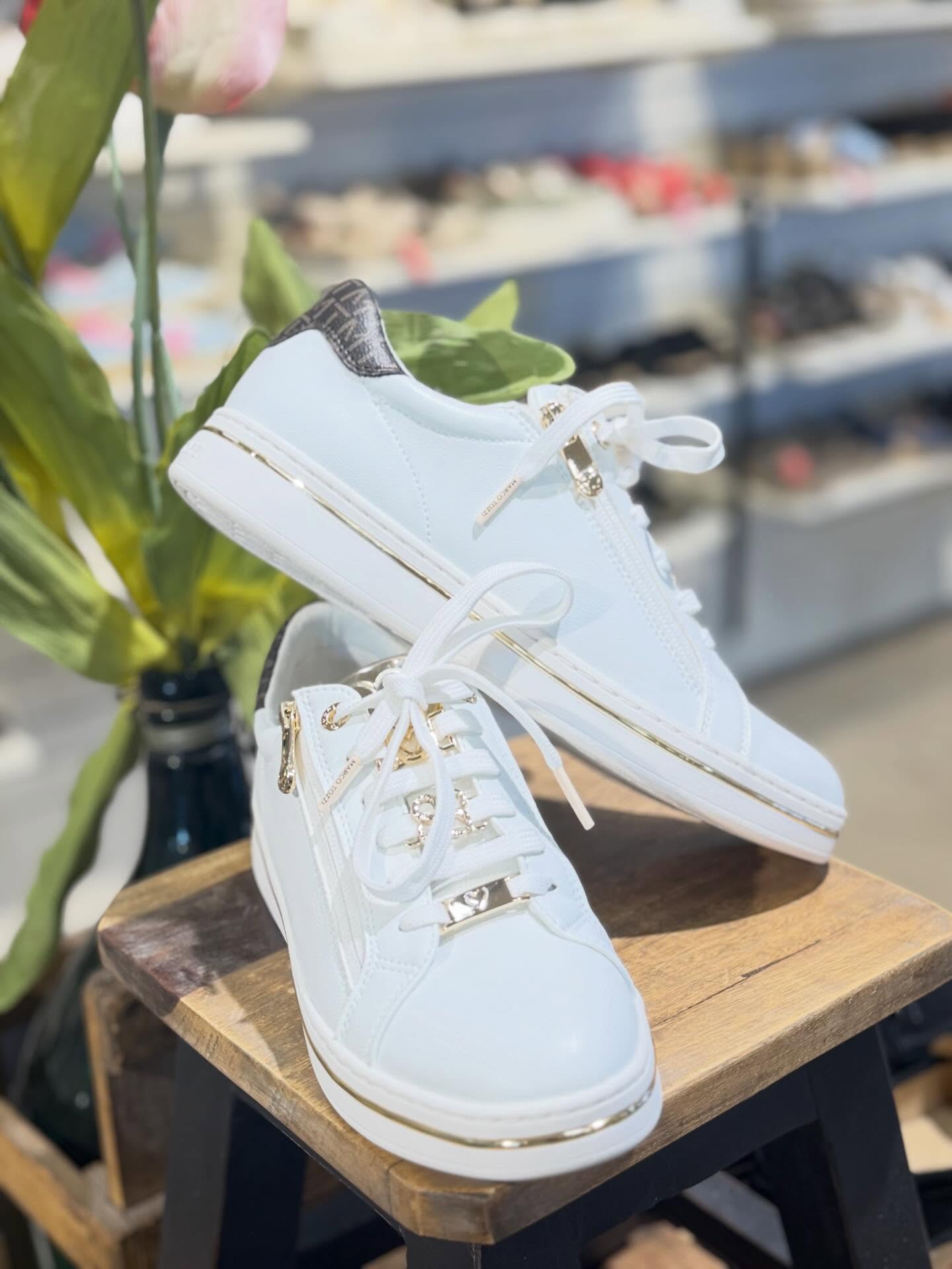 Sneakers vit guld