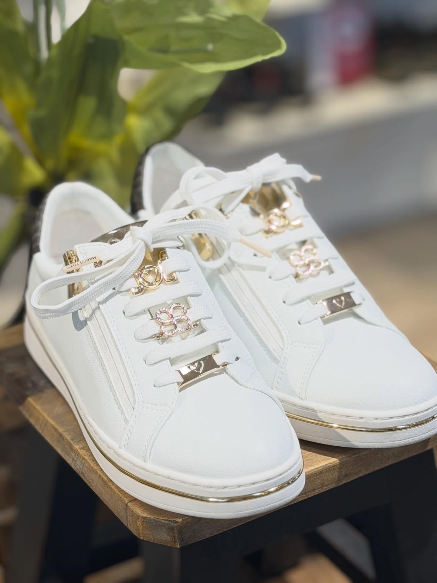 Sneaker med gulddetaljer